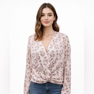 ASTR Long Sleeve v-neck Floral front drape Top Size Small